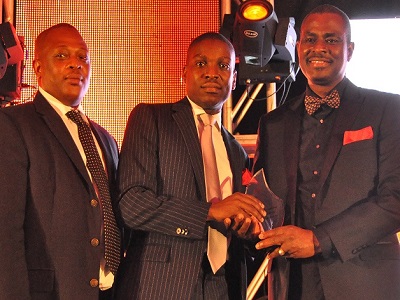 Segun Ogunsanya, chief executive officer/managing director, Airtel Nigeria, (right) presenting the CEO’s Award for Excellence to a member of staff, Abayomi Adesalu at the Airtel End of the Year Black Tie Award Night held last Friday in Lagos. With them is Bayo Osinowo, regional operations director (Lagos Region).